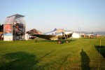 Temporärer Turm und Oldtimer-Parking mit Beech 18